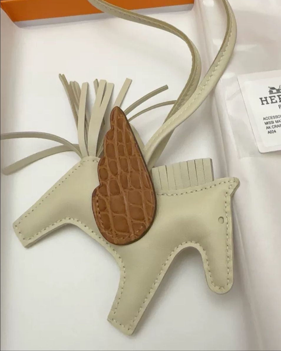 New Hermes Pegasus Touch Charm (Gold/Craie)